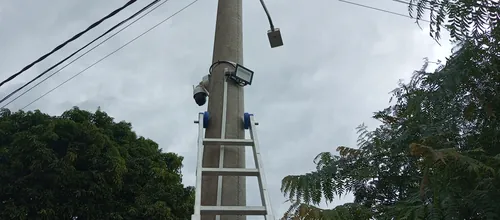 Câmera de monitoramento instalada em poste