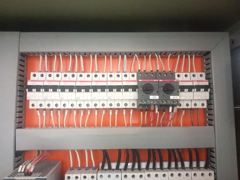 Quadro de distribuição industrial montado e identificado