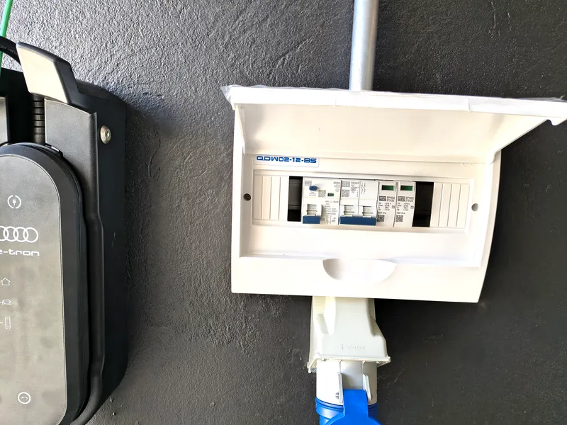Carregador de carro elétrico instalado com quadro dedicado